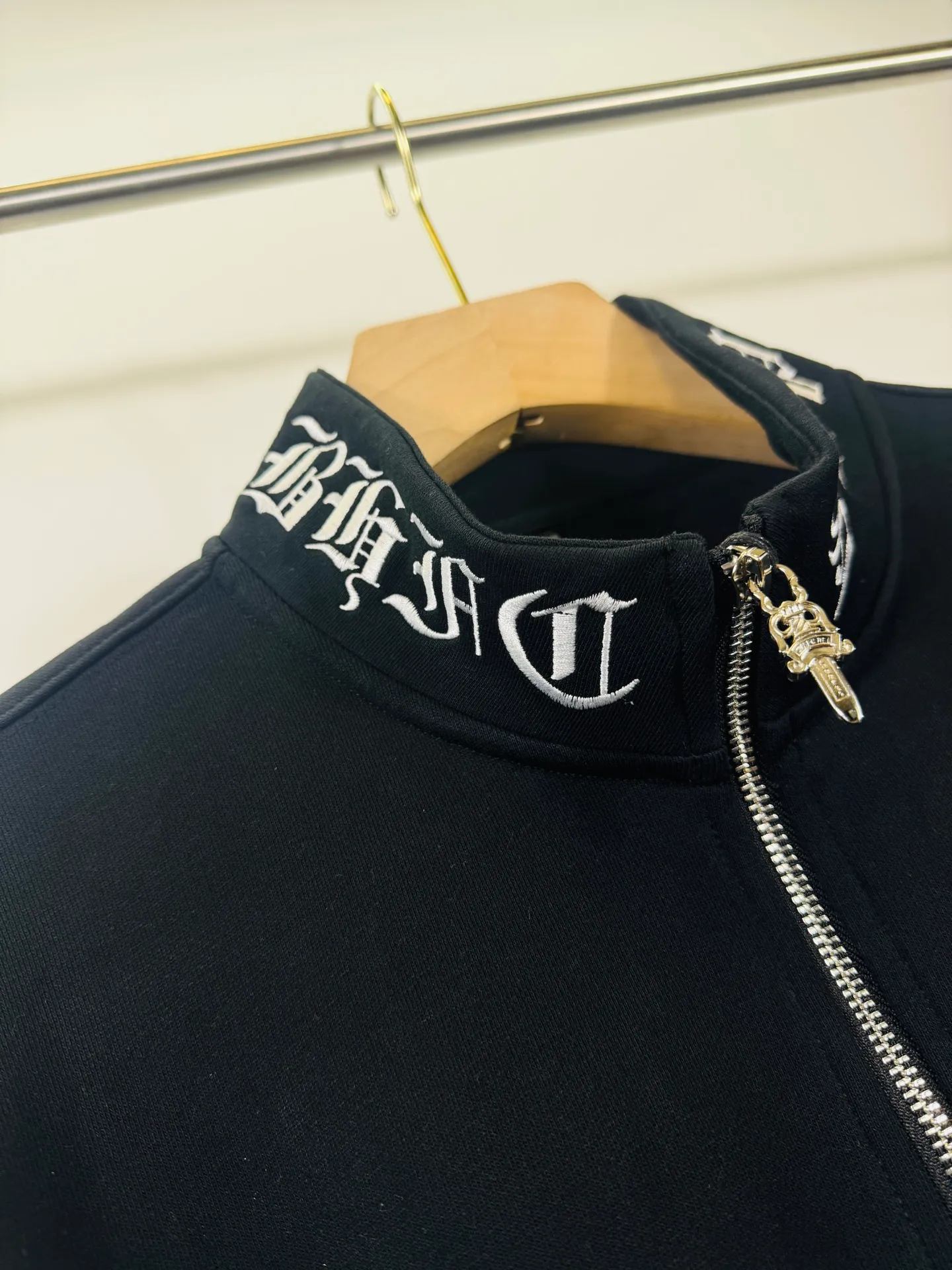 P290 top version, real shot without P, ​​different from market currency) 𝗖𝗵𝗿𝗼𝗺𝗲 𝗛𝗲𝗮𝗿𝘁𝘀/Cro Heart 2025 washed patch embroidery autumn and winter new original single counter American laser burnt 3D embroidery couple stand collar zipper casual sweatshirt 👑The highest version! Customized fabric 430g tripe terry fabric! American acid-washed and distressed original fabric laser burnt ✟appliqué embroidery and exquisite embroidery of letters! The best-selling model in the counter, very comfortable to wear. Accessories: original molded and authenticated collar label➕100% silk wash label. Genuine purchase-grade original hangtag➕matching hanging rope➕3D hanging beads➕original packaging bag. Craftsmanship: The original version has consistent wiring! The highest version of the armhole matching technique! Color: White Black Size: S M L XL Style Number: 25-379